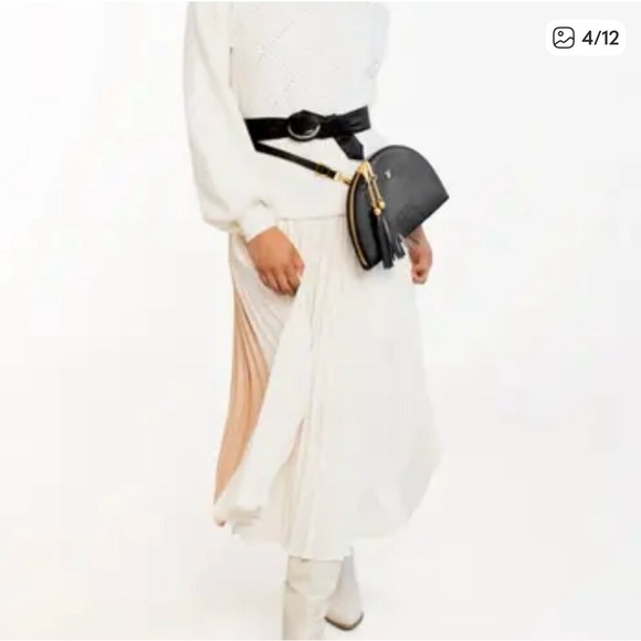 Lux&Nyx Handbags - Lux & Nyx
NWT Fan Bag 5-Way Wear Crossbody Wallet. Large. Silver.